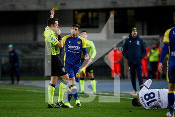 2021-11-30 - Giovanni Simeoni (Verona) cautioned by the referee of the match Marreo Marcenaro - HELLAS VERONA FC VS CAGLIARI CALCIO - ITALIAN SERIE A - SOCCER