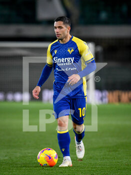 2021-11-30 - Giancluca Caprari (Verona) portrait in action - HELLAS VERONA FC VS CAGLIARI CALCIO - ITALIAN SERIE A - SOCCER