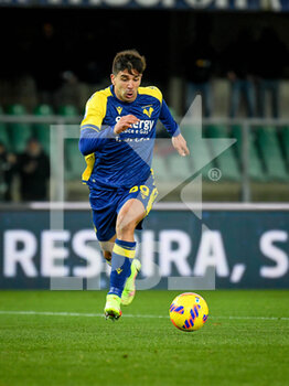 2021-11-30 - Giovanni Simeoni (Verona) portrait in action - HELLAS VERONA FC VS CAGLIARI CALCIO - ITALIAN SERIE A - SOCCER