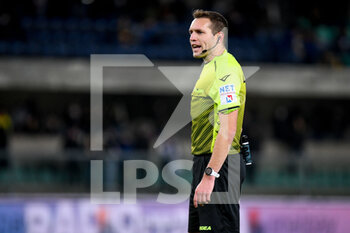 2021-11-30 - The referee of the match Marreo Marcenaro gestures - HELLAS VERONA FC VS CAGLIARI CALCIO - ITALIAN SERIE A - SOCCER