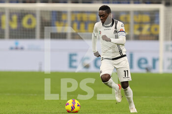2021-12-01 - Emmanuel Gyasi of Spezia Calcio in action during the Serie A 2021/22 football match between FC Internazionale and Spezia Calcio at Giuseppe Meazza Stadium, Milan, Italy on December 01, 2021 - INTER - FC INTERNAZIONALE VS SPEZIA CALCIO - ITALIAN SERIE A - SOCCER