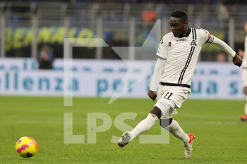 2021-12-01 - Emmanuel Gyasi of Spezia Calcio in action during the Serie A 2021/22 football match between FC Internazionale and Spezia Calcio at Giuseppe Meazza Stadium, Milan, Italy on December 01, 2021 - INTER - FC INTERNAZIONALE VS SPEZIA CALCIO - ITALIAN SERIE A - SOCCER