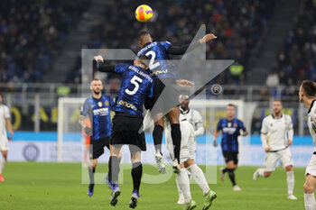 2021-12-01 - Denzel Dumfries of FC Internazionale and Roberto Gagliardini of FC Internazionale in action during the Serie A 2021/22 football match between FC Internazionale and Spezia Calcio at Giuseppe Meazza Stadium, Milan, Italy on December 01, 2021 - INTER - FC INTERNAZIONALE VS SPEZIA CALCIO - ITALIAN SERIE A - SOCCER