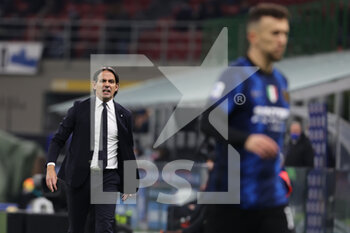 2021-12-01 - Simone Inzaghi Head Coach of FC Internazionale reacts during the Serie A 2021/22 football match between FC Internazionale and Spezia Calcio at Giuseppe Meazza Stadium, Milan, Italy on December 01, 2021 - INTER - FC INTERNAZIONALE VS SPEZIA CALCIO - ITALIAN SERIE A - SOCCER