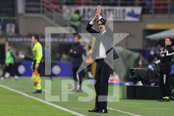2021-12-01 - Simone Inzaghi Head Coach of FC Internazionale gestures during the Serie A 2021/22 football match between FC Internazionale and Spezia Calcio at Giuseppe Meazza Stadium, Milan, Italy on December 01, 2021 - INTER - FC INTERNAZIONALE VS SPEZIA CALCIO - ITALIAN SERIE A - SOCCER