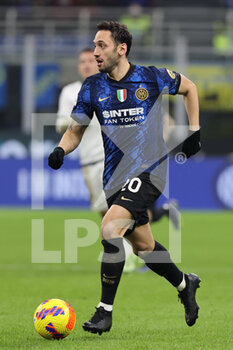 2021-12-01 - Hakan Calhanoglu of FC Internazionale in action during the Serie A 2021/22 football match between FC Internazionale and Spezia Calcio at Giuseppe Meazza Stadium, Milan, Italy on December 01, 2021 - INTER - FC INTERNAZIONALE VS SPEZIA CALCIO - ITALIAN SERIE A - SOCCER
