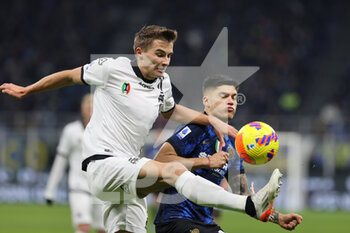 2021-12-01 - Salvador Ferrer Canals of Spezia Calcio fights for the ball against Joaquin Correa of FC Internazionale during the Serie A 2021/22 football match between FC Internazionale and Spezia Calcio at Giuseppe Meazza Stadium, Milan, Italy on December 01, 2021 - INTER - FC INTERNAZIONALE VS SPEZIA CALCIO - ITALIAN SERIE A - SOCCER