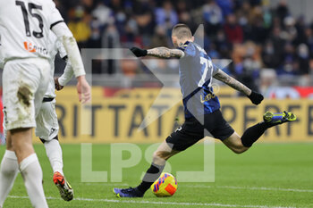 2021-12-01 - Marcelo Brozovic of FC Internazionale in action during the Serie A 2021/22 football match between FC Internazionale and Spezia Calcio at Giuseppe Meazza Stadium, Milan, Italy on December 01, 2021 - INTER - FC INTERNAZIONALE VS SPEZIA CALCIO - ITALIAN SERIE A - SOCCER