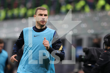 2021-12-01 - Edin Dzeko of FC Internazionale warms up during the Serie A 2021/22 football match between FC Internazionale and Spezia Calcio at Giuseppe Meazza Stadium, Milan, Italy on December 01, 2021 - INTER - FC INTERNAZIONALE VS SPEZIA CALCIO - ITALIAN SERIE A - SOCCER