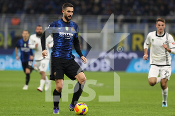 2021-12-01 - Roberto Gagliardini of FC Internazionale in action during the Serie A 2021/22 football match between FC Internazionale and Spezia Calcio at Giuseppe Meazza Stadium, Milan, Italy on December 01, 2021 - INTER - FC INTERNAZIONALE VS SPEZIA CALCIO - ITALIAN SERIE A - SOCCER