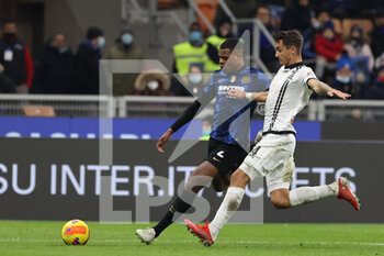 2021-12-01 - Denzel Dumfries of FC Internazionale fights for the ball against Jakub Kiwior of Spezia Calcio during the Serie A 2021/22 football match between FC Internazionale and Spezia Calcio at Giuseppe Meazza Stadium, Milan, Italy on December 01, 2021 - INTER - FC INTERNAZIONALE VS SPEZIA CALCIO - ITALIAN SERIE A - SOCCER