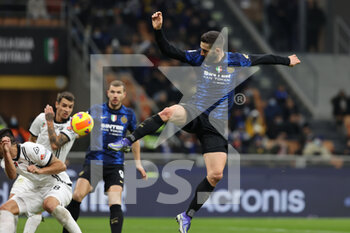 2021-12-01 - Roberto Gagliardini of FC Internazionale in action during the Serie A 2021/22 football match between FC Internazionale and Spezia Calcio at Giuseppe Meazza Stadium, Milan, Italy on December 01, 2021 - INTER - FC INTERNAZIONALE VS SPEZIA CALCIO - ITALIAN SERIE A - SOCCER
