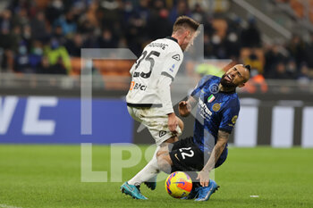 2021-12-01 - Arturo Vidal of FC Internazionale fights for the ball against Giulio Maggiore of Spezia Calcio during the Serie A 2021/22 football match between FC Internazionale and Spezia Calcio at Giuseppe Meazza Stadium, Milan, Italy on December 01, 2021 - INTER - FC INTERNAZIONALE VS SPEZIA CALCIO - ITALIAN SERIE A - SOCCER