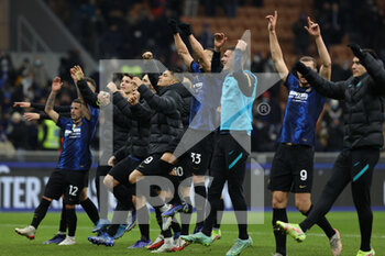 2021-12-01 - Players of FC Internazionale celebrate the victory at the end of the match during the Serie A 2021/22 football match between FC Internazionale and Spezia Calcio at Giuseppe Meazza Stadium, Milan, Italy on December 01, 2021 - INTER - FC INTERNAZIONALE VS SPEZIA CALCIO - ITALIAN SERIE A - SOCCER