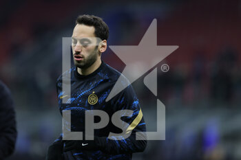 2021-12-01 - Hakan Calhanoglu of FC Internazionale warms up during the Serie A 2021/22 football match between FC Internazionale and Spezia Calcio at Giuseppe Meazza Stadium, Milan, Italy on December 01, 2021 - INTER - FC INTERNAZIONALE VS SPEZIA CALCIO - ITALIAN SERIE A - SOCCER