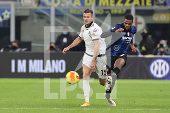 2021-12-01 - Denzel Dumfries of FC Internazionale fights for the ball against Arkadiusz Reca of Spezia Calcio during the Serie A 2021/22 football match between FC Internazionale and Spezia Calcio at Giuseppe Meazza Stadium, Milan, Italy on December 01, 2021 - INTER - FC INTERNAZIONALE VS SPEZIA CALCIO - ITALIAN SERIE A - SOCCER