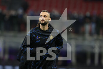 2021-12-01 - Marcelo Brozovic of FC Internazionale warms up during the Serie A 2021/22 football match between FC Internazionale and Spezia Calcio at Giuseppe Meazza Stadium, Milan, Italy on December 01, 2021 - INTER - FC INTERNAZIONALE VS SPEZIA CALCIO - ITALIAN SERIE A - SOCCER