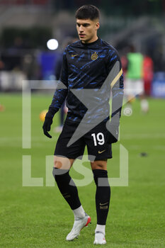 2021-12-01 - Joaquin Correa of FC Internazionale warms up during the Serie A 2021/22 football match between FC Internazionale and Spezia Calcio at Giuseppe Meazza Stadium, Milan, Italy on December 01, 2021 - INTER - FC INTERNAZIONALE VS SPEZIA CALCIO - ITALIAN SERIE A - SOCCER