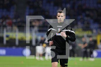 2021-12-01 - Referee Davide Ghersini warms up during the Serie A 2021/22 football match between FC Internazionale and Spezia Calcio at Giuseppe Meazza Stadium, Milan, Italy on December 01, 2021 - INTER - FC INTERNAZIONALE VS SPEZIA CALCIO - ITALIAN SERIE A - SOCCER