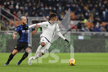 2021-12-01 - Eddie Salcedo of Spezia Calcio fights for the ball against Federico Dimarco of  FC Internazionale during the Serie A 2021/22 football match between FC Internazionale and Spezia Calcio at Giuseppe Meazza Stadium, Milan, Italy on December 01, 2021 - INTER - FC INTERNAZIONALE VS SPEZIA CALCIO - ITALIAN SERIE A - SOCCER