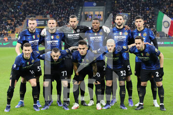 2021-12-01 - Team of FC Internazionale during the Serie A 2021/22 football match between FC Internazionale and Spezia Calcio at Giuseppe Meazza Stadium, Milan, Italy on December 01, 2021 - INTER - FC INTERNAZIONALE VS SPEZIA CALCIO - ITALIAN SERIE A - SOCCER