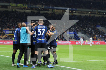 2021-12-01 - Lautaro Martinez of FC Internazionale celebrates with his teammates after scoring a goal during the Serie A 2021/22 football match between FC Internazionale and Spezia Calcio at Giuseppe Meazza Stadium, Milan, Italy on December 01, 2021 - INTER - FC INTERNAZIONALE VS SPEZIA CALCIO - ITALIAN SERIE A - SOCCER