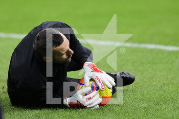2021-12-01 - Samir Handanovic of FC Internazionale warms up during the Serie A 2021/22 football match between FC Internazionale and Spezia Calcio at Giuseppe Meazza Stadium, Milan, Italy on December 01, 2021 - INTER - FC INTERNAZIONALE VS SPEZIA CALCIO - ITALIAN SERIE A - SOCCER