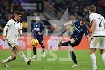 2021-12-01 - Edin Dzeko of FC Internazionale in action during the Serie A 2021/22 football match between FC Internazionale and Spezia Calcio at Giuseppe Meazza Stadium, Milan, Italy on December 01, 2021 - INTER - FC INTERNAZIONALE VS SPEZIA CALCIO - ITALIAN SERIE A - SOCCER