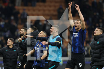 2021-12-01 - Players of FC Internazionale celebrate the victory at the end of the match during the Serie A 2021/22 football match between FC Internazionale and Spezia Calcio at Giuseppe Meazza Stadium, Milan, Italy on December 01, 2021 - INTER - FC INTERNAZIONALE VS SPEZIA CALCIO - ITALIAN SERIE A - SOCCER