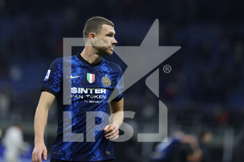 2021-12-01 - Edin Dzeko of FC Internazionale looks on during the Serie A 2021/22 football match between FC Internazionale and Spezia Calcio at Giuseppe Meazza Stadium, Milan, Italy on December 01, 2021 - INTER - FC INTERNAZIONALE VS SPEZIA CALCIO - ITALIAN SERIE A - SOCCER