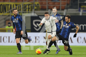 2021-12-01 - Hakan Calhanoglu of FC Internazionale fights for the ball against Rey Manaj of Spezia Calcio during the Serie A 2021/22 football match between FC Internazionale and Spezia Calcio at Giuseppe Meazza Stadium, Milan, Italy on December 01, 2021 - INTER - FC INTERNAZIONALE VS SPEZIA CALCIO - ITALIAN SERIE A - SOCCER