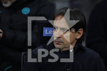 2021-12-01 - Simone Inzaghi Head Coach of FC Internazionale looks on during the Serie A 2021/22 football match between FC Internazionale and Spezia Calcio at Giuseppe Meazza Stadium, Milan, Italy on December 01, 2021 - INTER - FC INTERNAZIONALE VS SPEZIA CALCIO - ITALIAN SERIE A - SOCCER