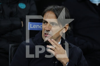 2021-12-01 - Simone Inzaghi Head Coach of FC Internazionale looks on during the Serie A 2021/22 football match between FC Internazionale and Spezia Calcio at Giuseppe Meazza Stadium, Milan, Italy on December 01, 2021 - INTER - FC INTERNAZIONALE VS SPEZIA CALCIO - ITALIAN SERIE A - SOCCER
