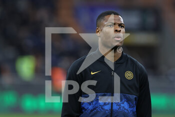 2021-12-01 - Denzel Dumfries of FC Internazionale looks on during the Serie A 2021/22 football match between FC Internazionale and Spezia Calcio at Giuseppe Meazza Stadium, Milan, Italy on December 01, 2021 - INTER - FC INTERNAZIONALE VS SPEZIA CALCIO - ITALIAN SERIE A - SOCCER