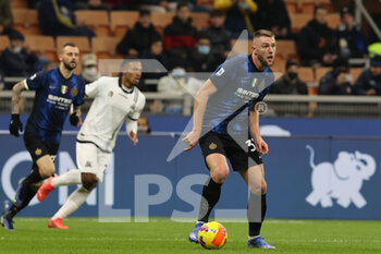 2021-12-01 - Milan Skriniar of FC Internazionale in action during the Serie A 2021/22 football match between FC Internazionale and Spezia Calcio at Giuseppe Meazza Stadium, Milan, Italy on December 01, 2021 - INTER - FC INTERNAZIONALE VS SPEZIA CALCIO - ITALIAN SERIE A - SOCCER