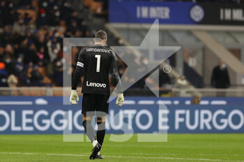 2021-12-01 - Samir Handanovic of FC Internazionale in action during the Serie A 2021/22 football match between FC Internazionale and Spezia Calcio at Giuseppe Meazza Stadium, Milan, Italy on December 01, 2021 - INTER - FC INTERNAZIONALE VS SPEZIA CALCIO - ITALIAN SERIE A - SOCCER