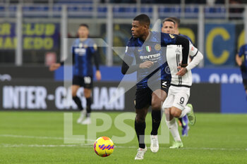 2021-12-01 - Denzel Dumfries of FC Internazionale in action during the Serie A 2021/22 football match between FC Internazionale and Spezia Calcio at Giuseppe Meazza Stadium, Milan, Italy on December 01, 2021 - INTER - FC INTERNAZIONALE VS SPEZIA CALCIO - ITALIAN SERIE A - SOCCER