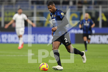 2021-12-01 - Denzel Dumfries of FC Internazionale in action during the Serie A 2021/22 football match between FC Internazionale and Spezia Calcio at Giuseppe Meazza Stadium, Milan, Italy on December 01, 2021 - INTER - FC INTERNAZIONALE VS SPEZIA CALCIO - ITALIAN SERIE A - SOCCER