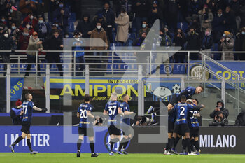 2021-12-01 - Roberto Gagliardini of FC Internazionale celebrates with his teammates after scoring a goal during the Serie A 2021/22 football match between FC Internazionale and Spezia Calcio at Giuseppe Meazza Stadium, Milan, Italy on December 01, 2021 - INTER - FC INTERNAZIONALE VS SPEZIA CALCIO - ITALIAN SERIE A - SOCCER