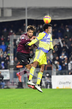 2021-11-30 - Juventus' defender Juan Cuadrado jump for the ball with Salernitana's defender Luca Ranieri  - US SALERNITANA VS JUVENTUS FC - ITALIAN SERIE A - SOCCER
