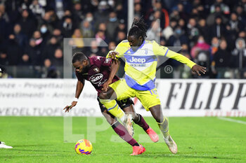 2021-11-30 - Juventus' forward Moise Kean compete for the ball with Salernitana's midfielder Lassana Coulibaly  - US SALERNITANA VS JUVENTUS FC - ITALIAN SERIE A - SOCCER