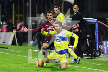 2021-11-30 - Juventus' midfielder Manuel Locatelli is fouled by Salernitana's forward Federico Bonazzoli  - US SALERNITANA VS JUVENTUS FC - ITALIAN SERIE A - SOCCER
