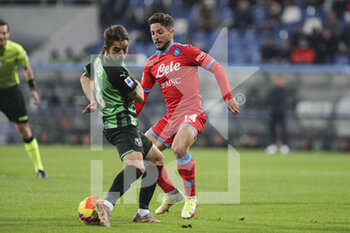 2021-12-01 - Dries Mertens (Napoli) in action against Maxime Lopez (Sassuolo) - US SASSUOLO VS SSC NAPOLI - ITALIAN SERIE A - SOCCER
