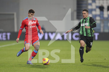 2021-12-01 - Giovanni Di Lorenzo (Napoli) in action against Giacomo Raspadori (Sassuolo) - US SASSUOLO VS SSC NAPOLI - ITALIAN SERIE A - SOCCER