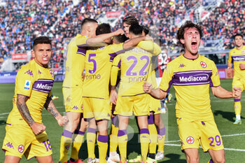 2021-12-05 - Fiorentina players celebrate after a goal - BOLOGNA FC VS ACF FIORENTINA - ITALIAN SERIE A - SOCCER