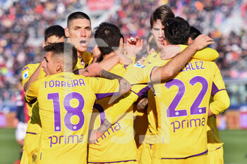 2021-12-05 - Fiorentina players celebrate after a goal - BOLOGNA FC VS ACF FIORENTINA - ITALIAN SERIE A - SOCCER