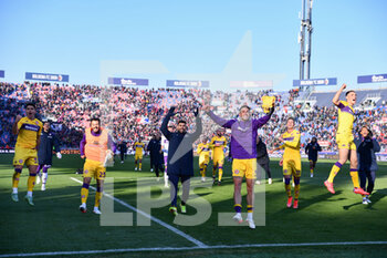 2021-12-05 - Fiorentina players celebrate the victory - BOLOGNA FC VS ACF FIORENTINA - ITALIAN SERIE A - SOCCER