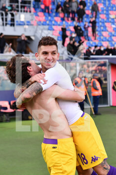 2021-12-05 - Alvaro Odriozola (Fiorentina) and Lucas Torreira (Fiorentina) celebrate the victory - BOLOGNA FC VS ACF FIORENTINA - ITALIAN SERIE A - SOCCER