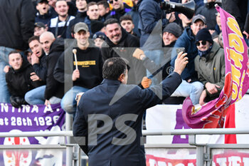 2021-12-05 - Joe Barone (general manager of Fiorentina) calls Rocco Commisso (president of Fiorentina) in front of the fans - BOLOGNA FC VS ACF FIORENTINA - ITALIAN SERIE A - SOCCER