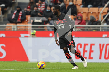 2021-12-04 - Fikayo Tomori of AC Milan in action during the Serie A 2021/22 football match between AC Milan and US Salernitana 1919 at Giuseppe Meazza Stadium, Milan, Italy on December 04, 2021 - AC MILAN VS US SALERNITANA - ITALIAN SERIE A - SOCCER